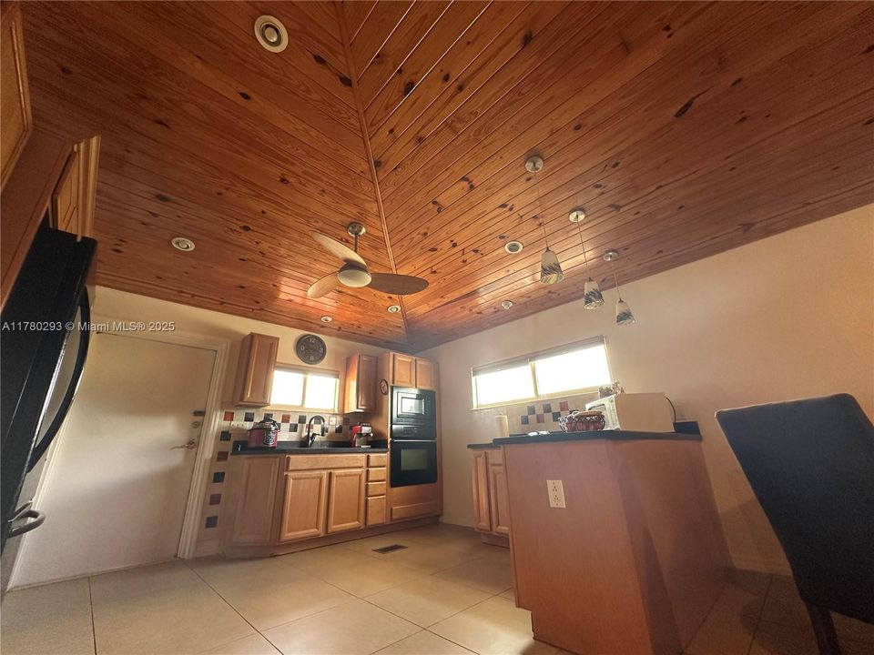 Active With Contract: $290,000 (1 beds, 1 baths, 900 Square Feet)