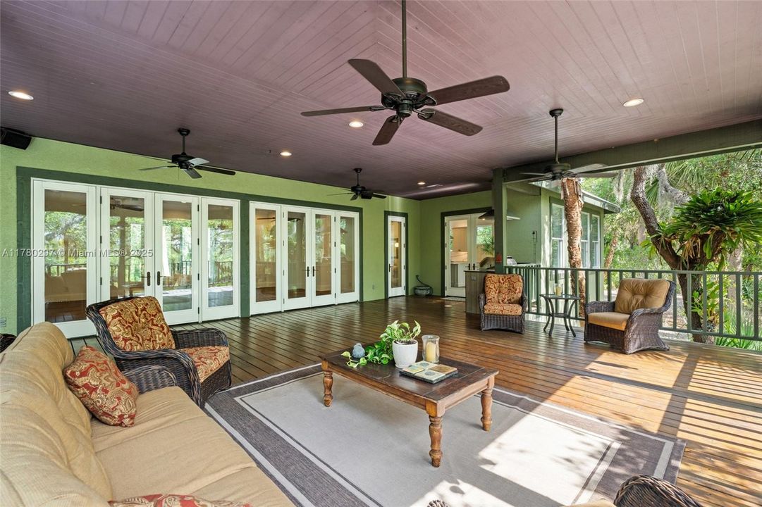 Недавно продано: $2,250,000 (5 спален, 4 ванн, 4000 Квадратных фут)