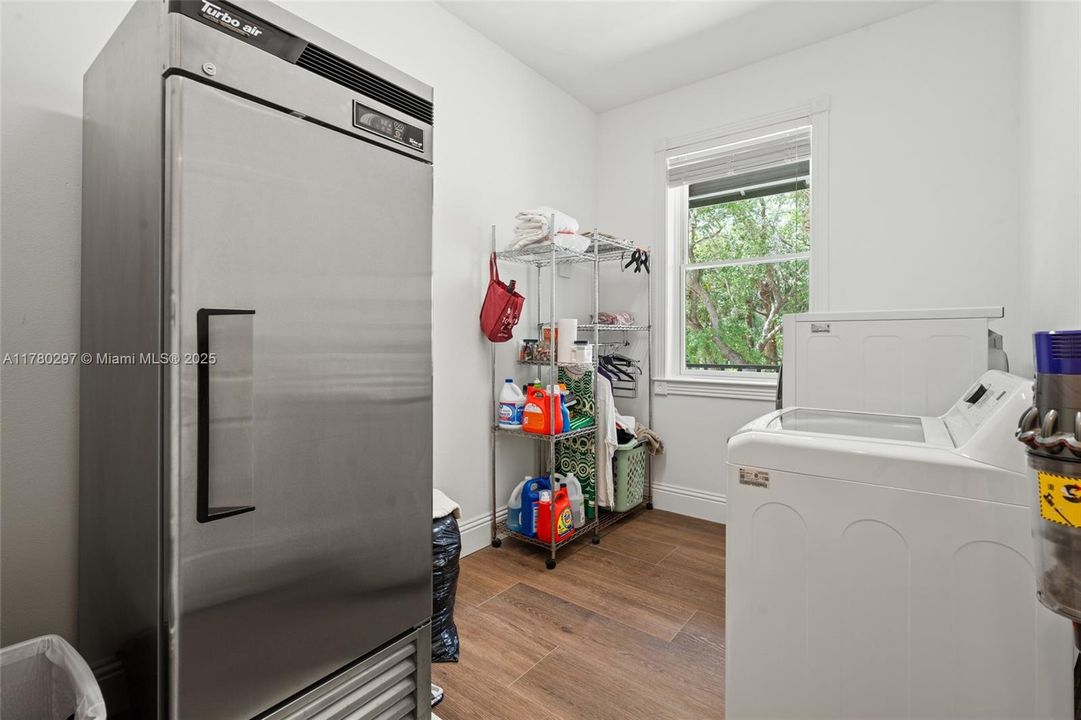 Недавно продано: $2,250,000 (5 спален, 4 ванн, 4000 Квадратных фут)