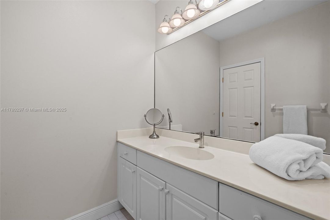 Недавно продано: $2,250,000 (5 спален, 4 ванн, 4000 Квадратных фут)