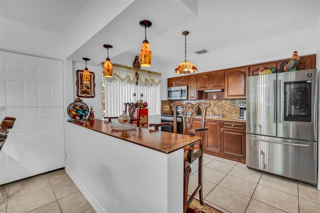 Недавно продано: $463,000 (2 спален, 1 ванн, 1108 Квадратных фут)