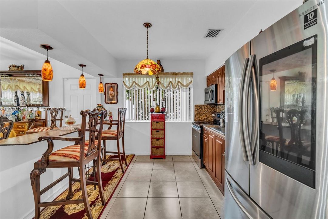 Недавно продано: $463,000 (2 спален, 1 ванн, 1108 Квадратных фут)