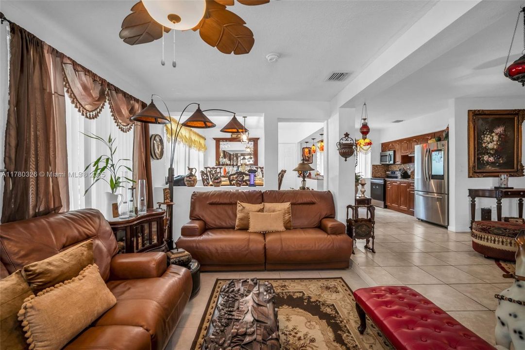 Недавно продано: $463,000 (2 спален, 1 ванн, 1108 Квадратных фут)