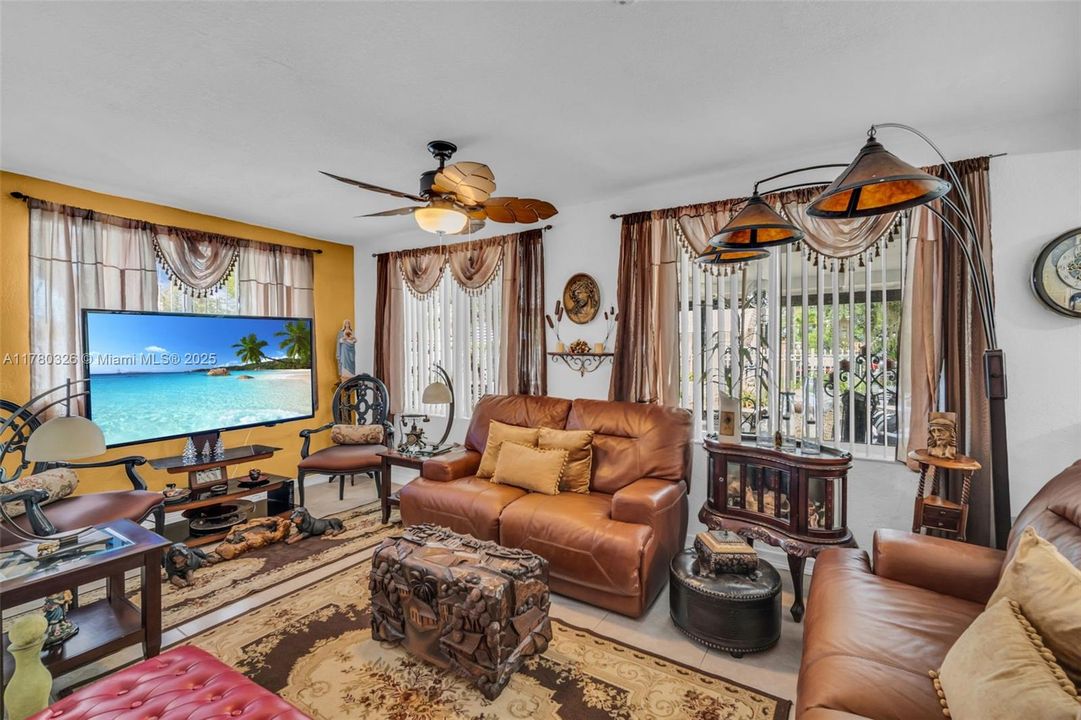 Недавно продано: $463,000 (2 спален, 1 ванн, 1108 Квадратных фут)