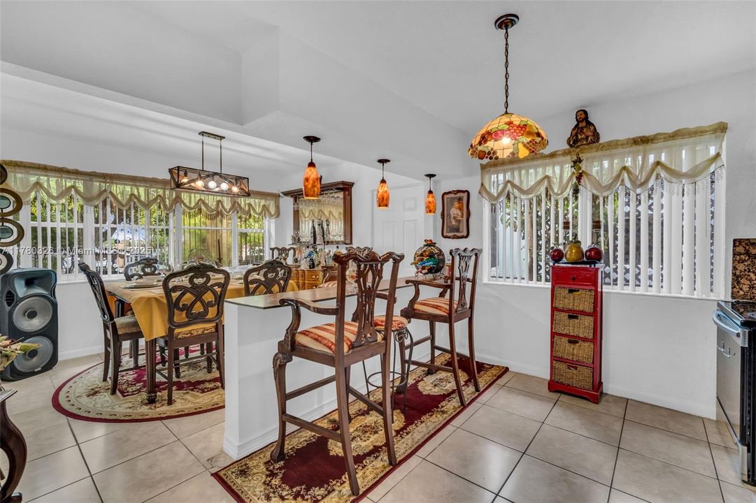 Недавно продано: $463,000 (2 спален, 1 ванн, 1108 Квадратных фут)