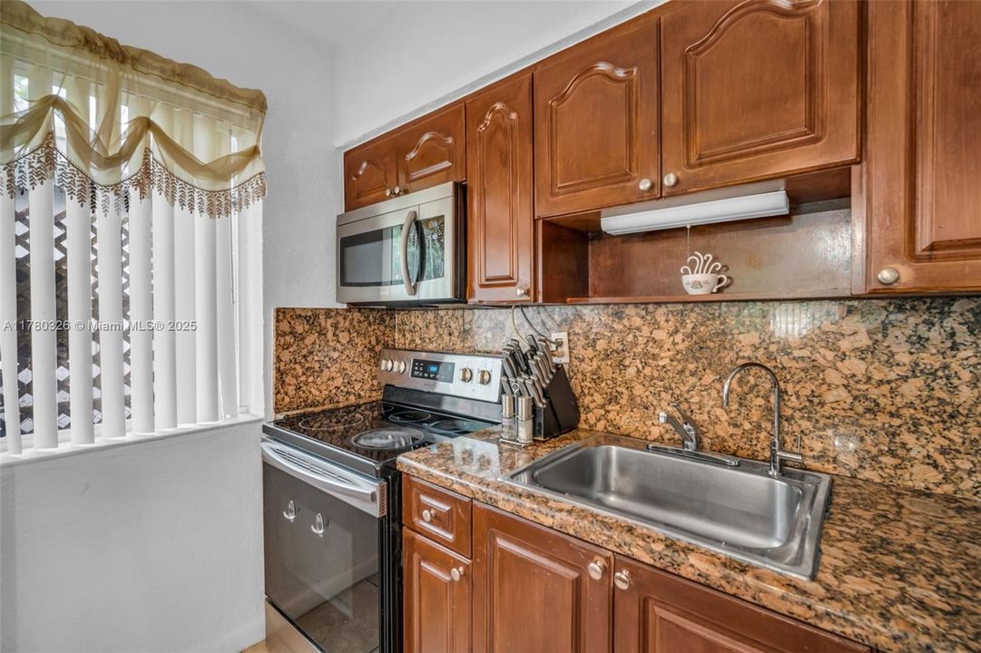 Недавно продано: $463,000 (2 спален, 1 ванн, 1108 Квадратных фут)