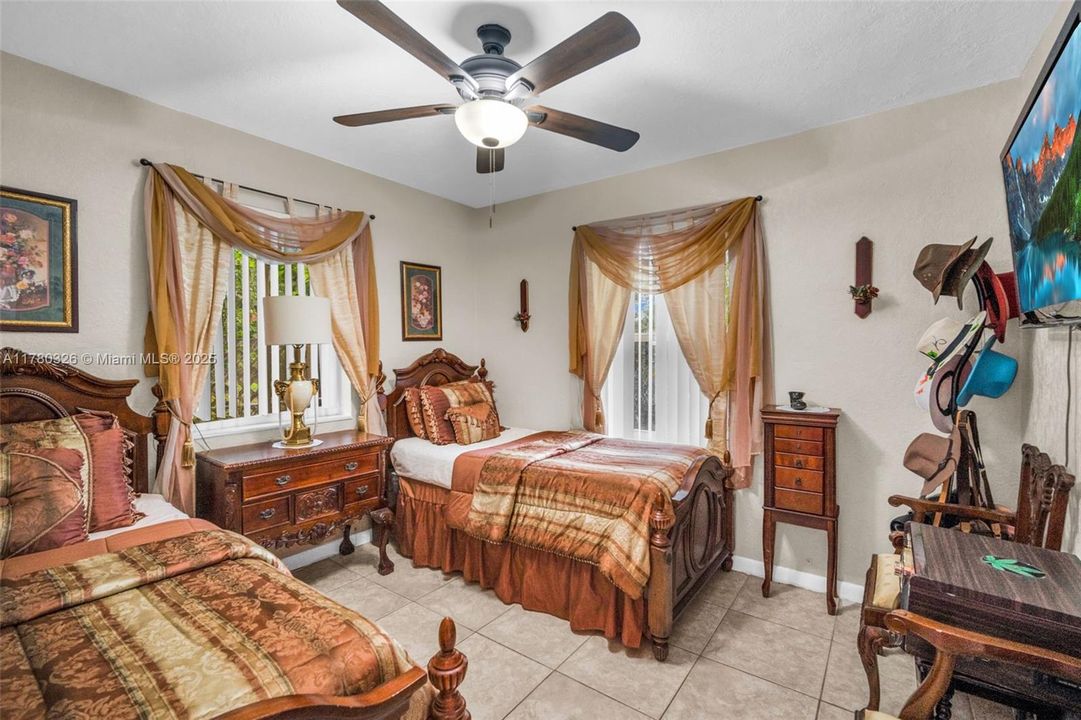 Недавно продано: $463,000 (2 спален, 1 ванн, 1108 Квадратных фут)