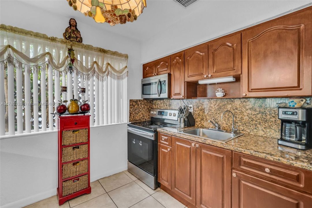 Недавно продано: $463,000 (2 спален, 1 ванн, 1108 Квадратных фут)