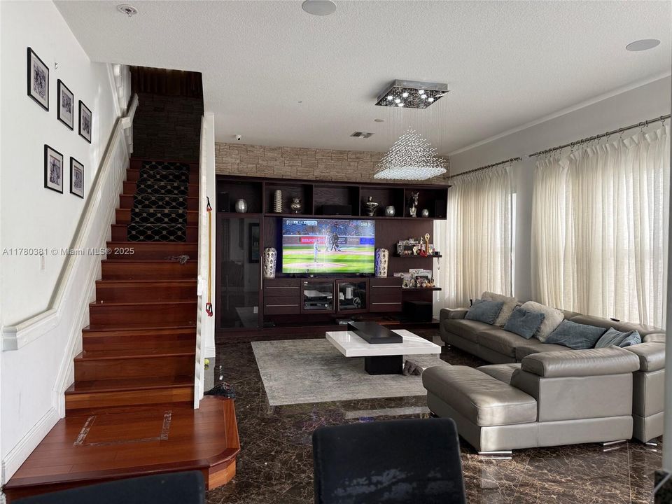 Recently Sold: $1,495,000 (5 beds, 5 baths, 4110 Square Feet)