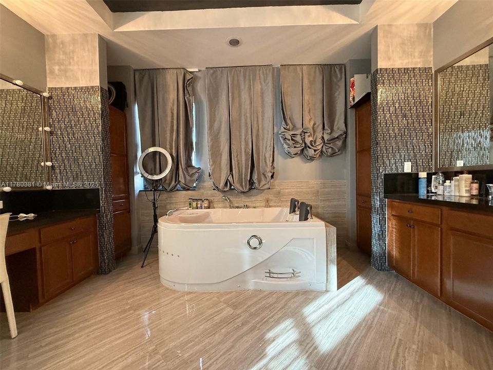 Recently Sold: $1,495,000 (5 beds, 5 baths, 4110 Square Feet)