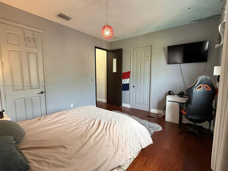 Recently Sold: $1,495,000 (5 beds, 5 baths, 4110 Square Feet)