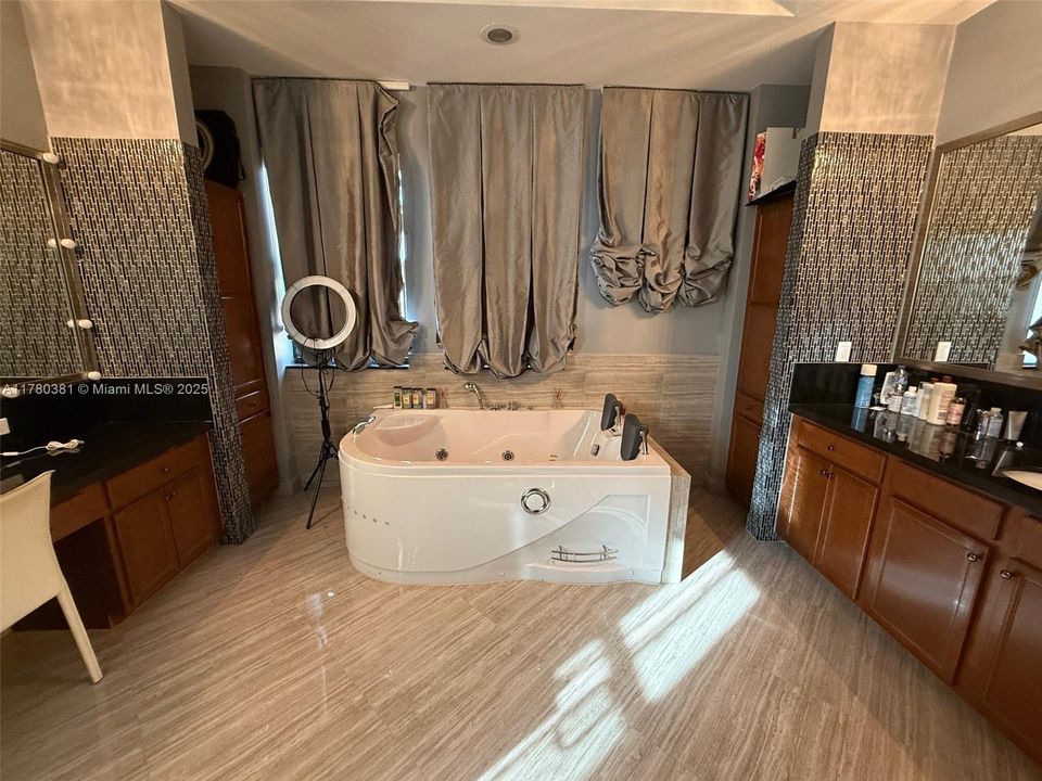 Recently Sold: $1,495,000 (5 beds, 5 baths, 4110 Square Feet)