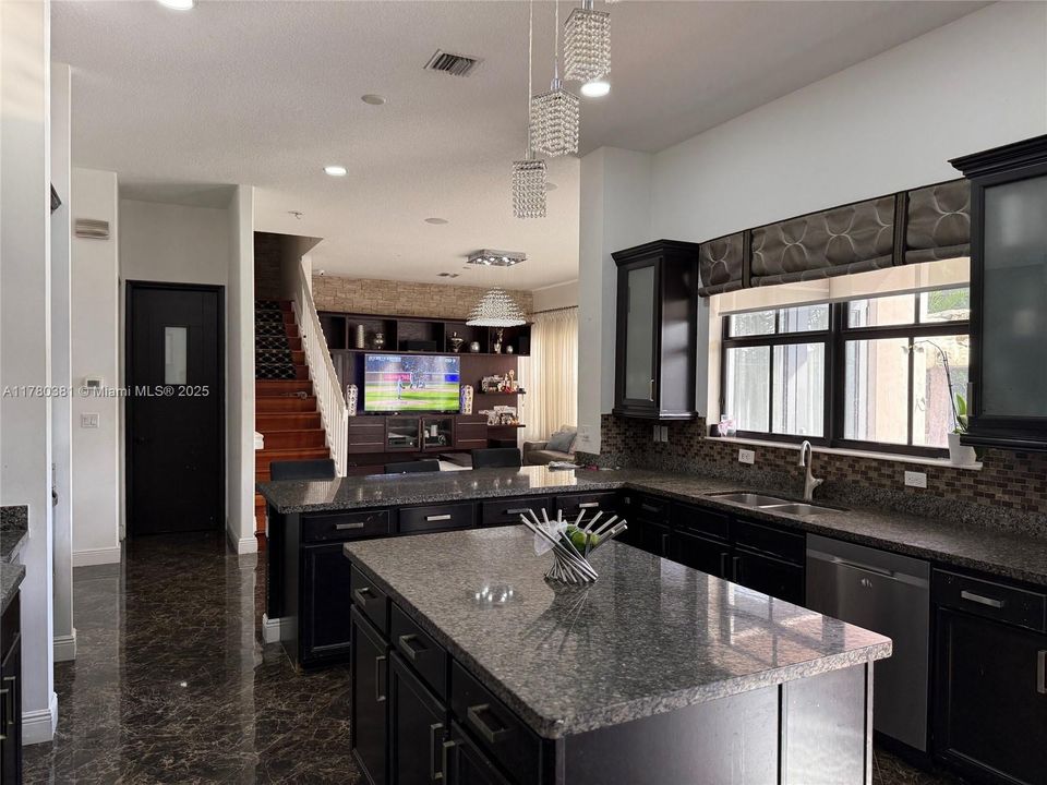 Recently Sold: $1,495,000 (5 beds, 5 baths, 4110 Square Feet)