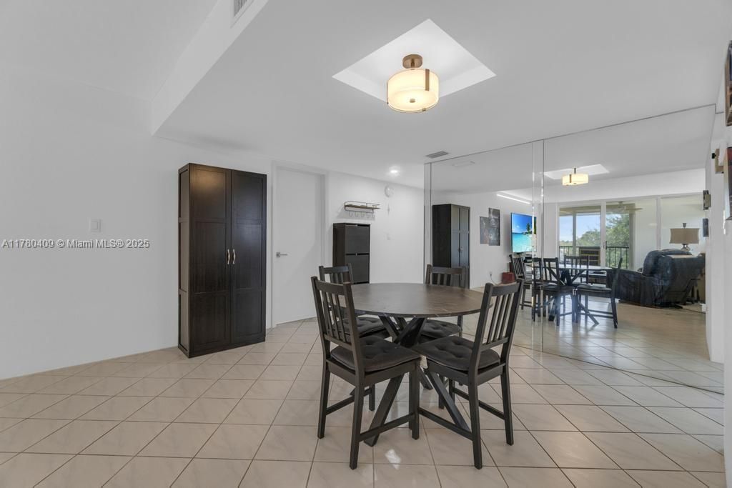 待售: $350,000 (2 贝兹, 2 浴室, 1273 平方英尺)