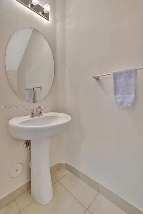 Под контрактом: $475,000 (3 спален, 2 ванн, 1303 Квадратных фут)