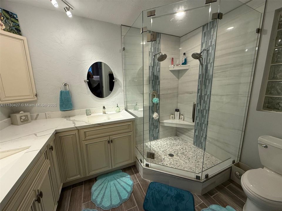 最近售出: $850,000 (3 贝兹, 3 浴室, 0 平方英尺)