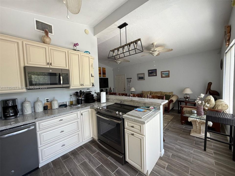 最近售出: $850,000 (3 贝兹, 3 浴室, 0 平方英尺)