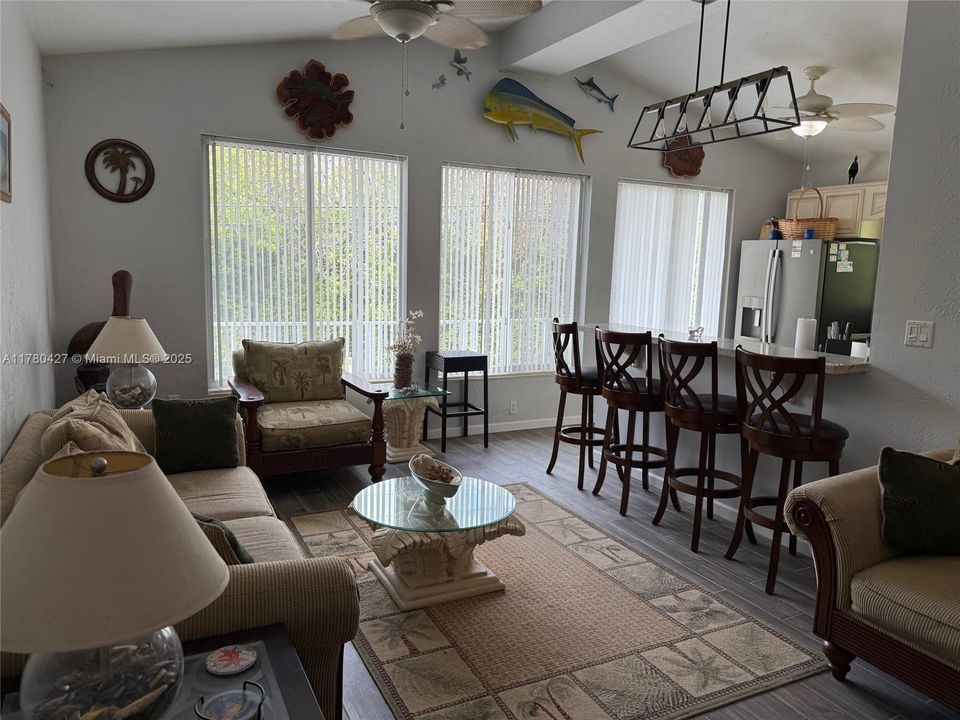 最近售出: $850,000 (3 贝兹, 3 浴室, 0 平方英尺)