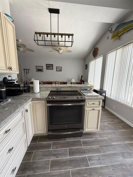 最近售出: $850,000 (3 贝兹, 3 浴室, 0 平方英尺)