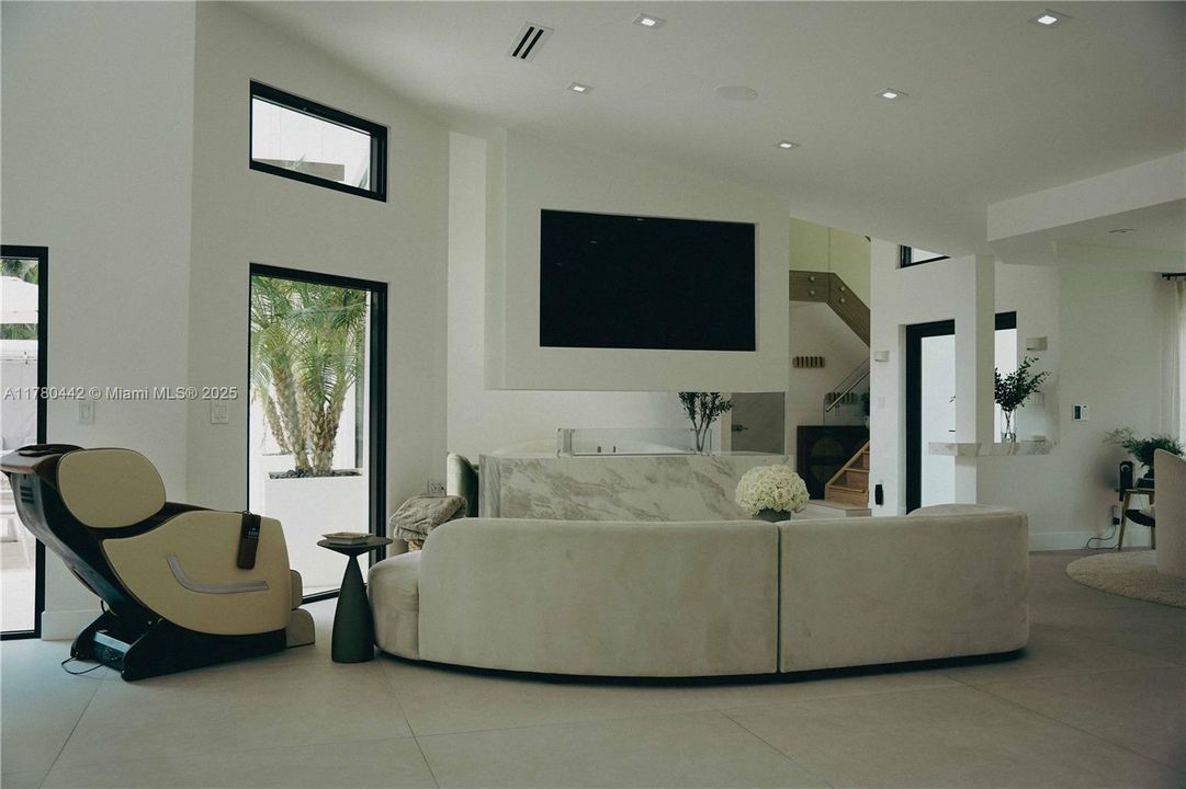 For Sale: $3,390,000 (5 beds, 4 baths, 6419 Square Feet)