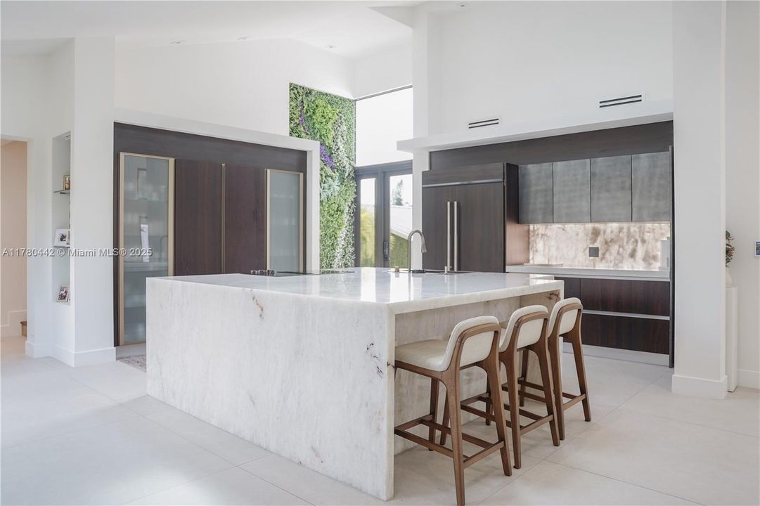 For Sale: $3,390,000 (5 beds, 4 baths, 6419 Square Feet)