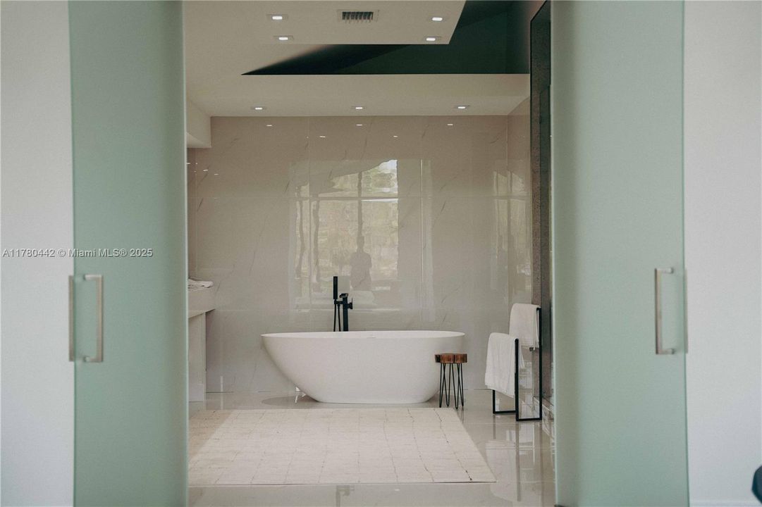 For Sale: $3,390,000 (5 beds, 4 baths, 6419 Square Feet)