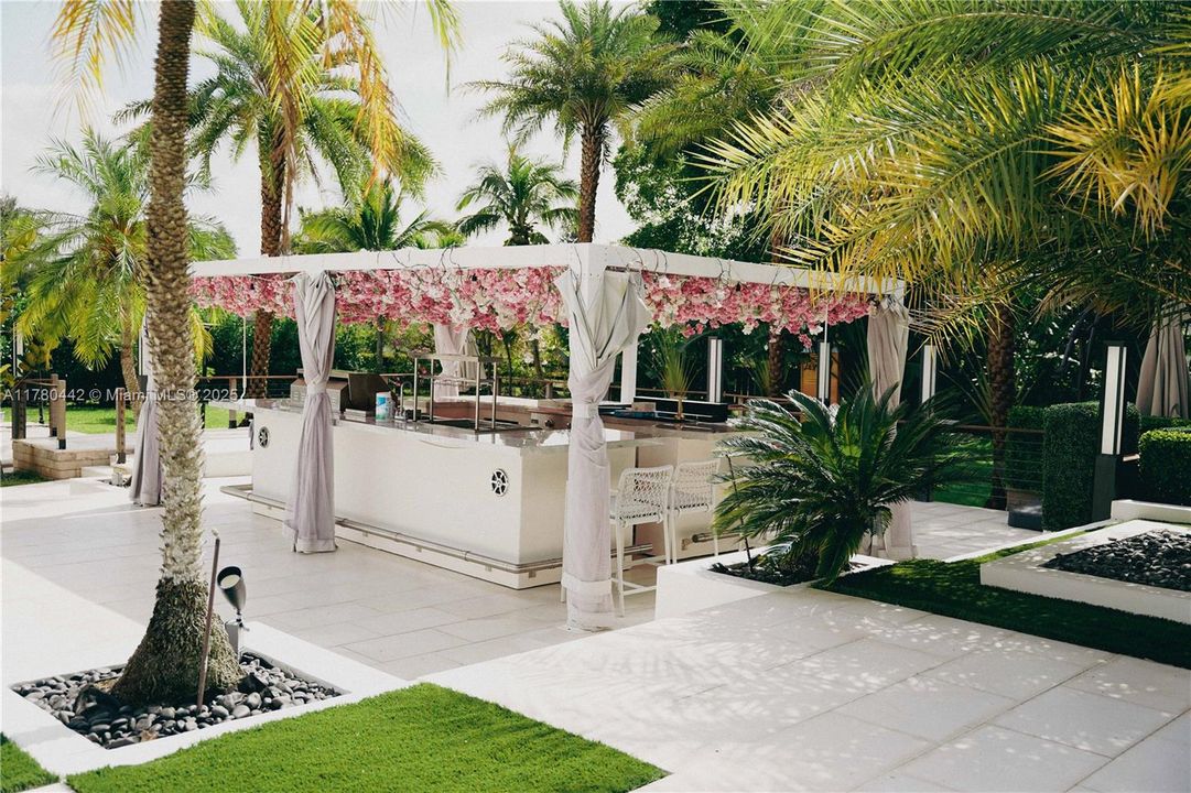 For Sale: $3,390,000 (5 beds, 4 baths, 6419 Square Feet)