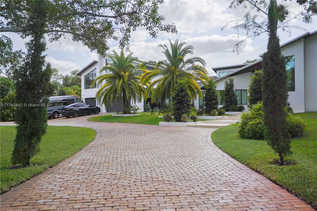 For Sale: $3,390,000 (5 beds, 4 baths, 6419 Square Feet)