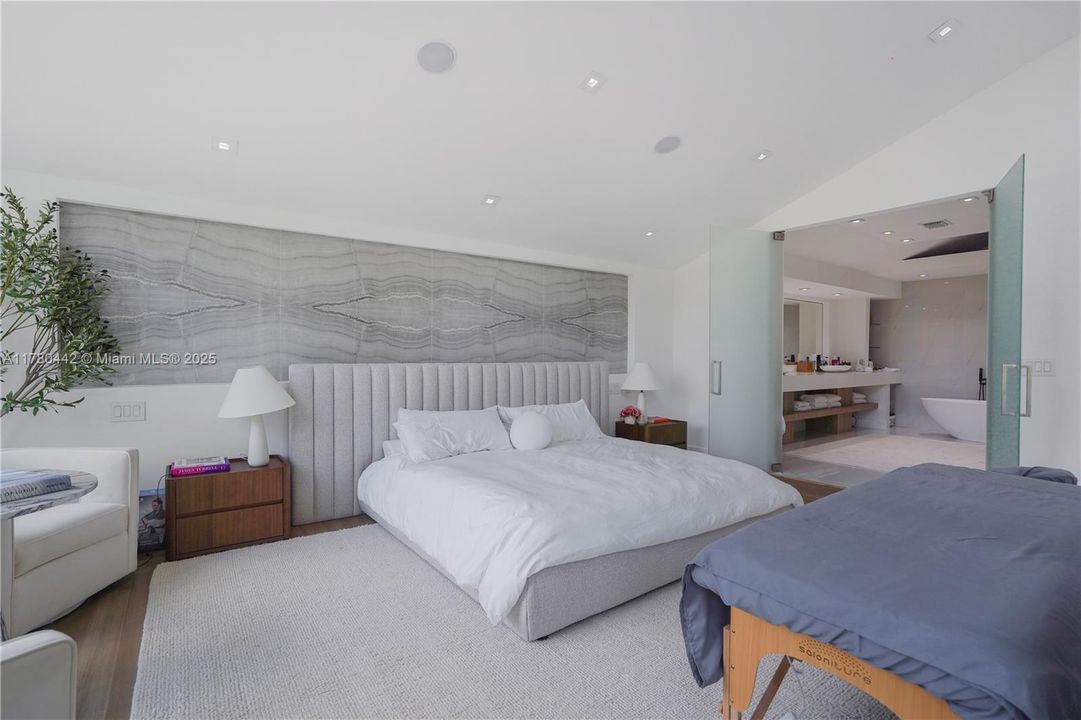 For Sale: $3,390,000 (5 beds, 4 baths, 6419 Square Feet)