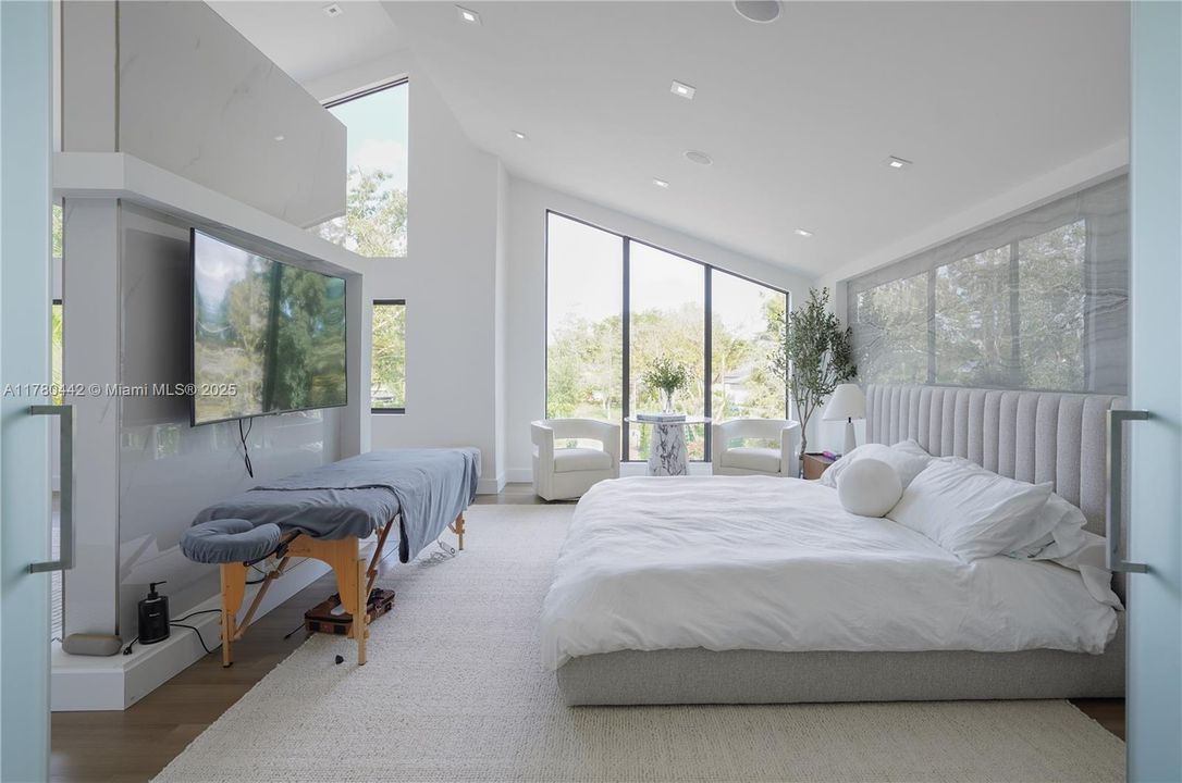 For Sale: $3,390,000 (5 beds, 4 baths, 6419 Square Feet)