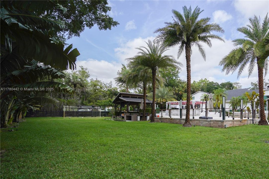 For Sale: $3,390,000 (5 beds, 4 baths, 6419 Square Feet)