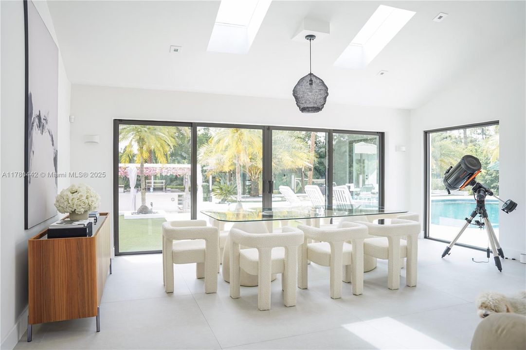 For Sale: $3,390,000 (5 beds, 4 baths, 6419 Square Feet)