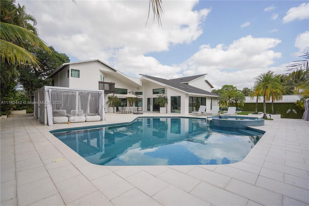 For Sale: $3,390,000 (5 beds, 4 baths, 6419 Square Feet)