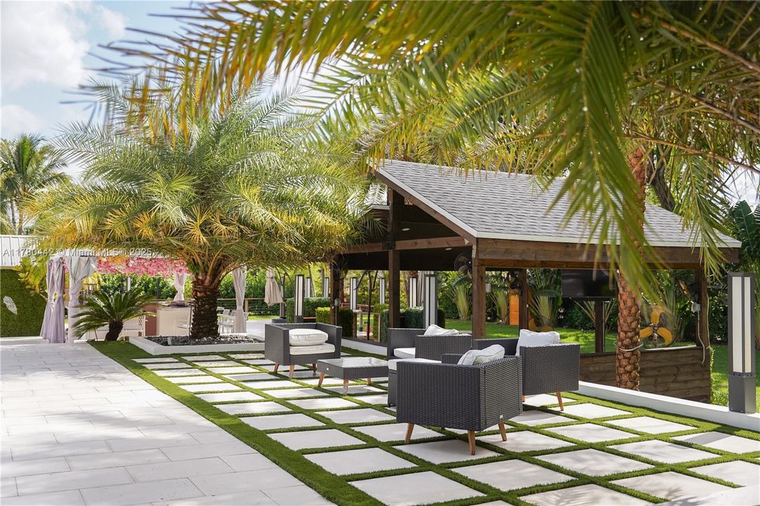 Garden Cabana and Jacuzzi