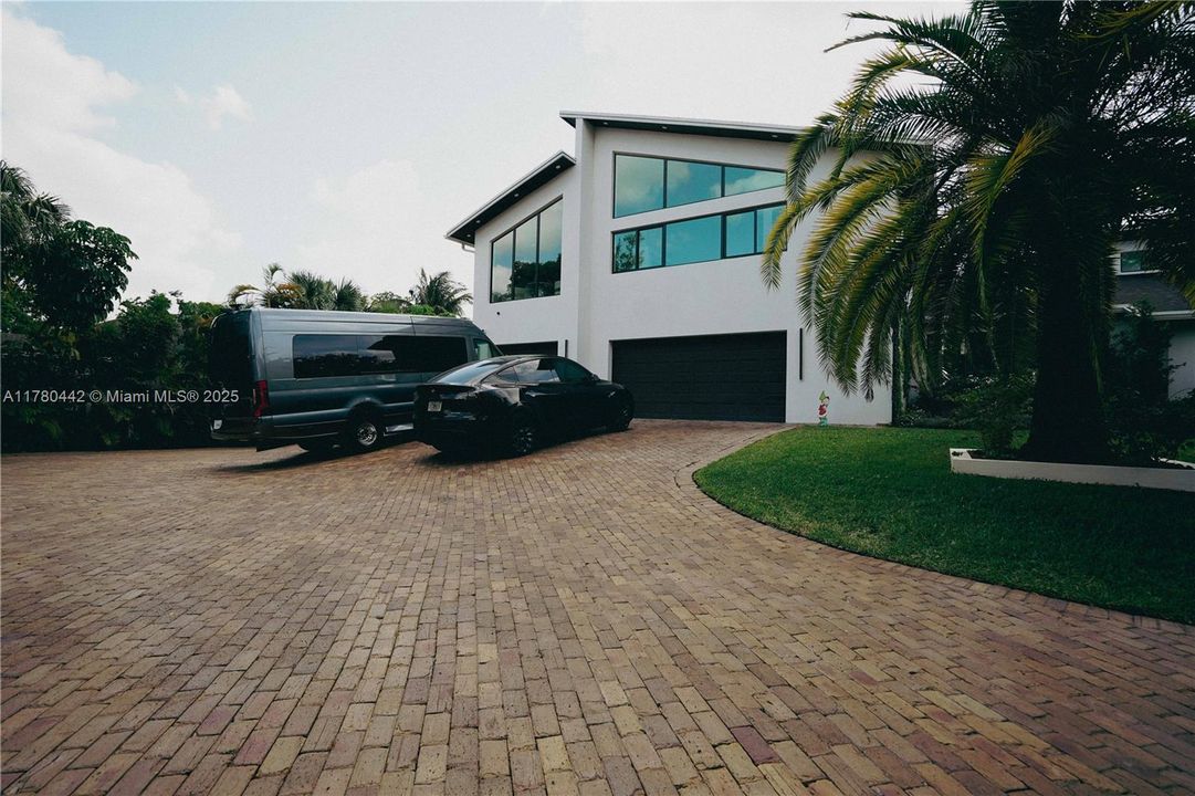 For Sale: $3,390,000 (5 beds, 4 baths, 6419 Square Feet)