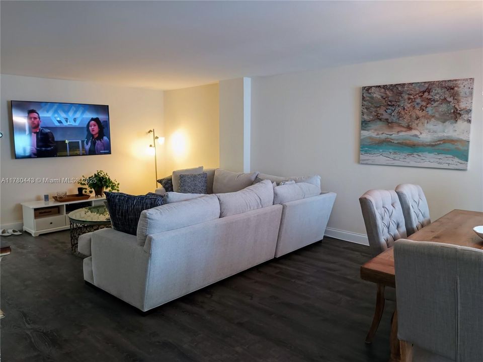 合同活跃: $2,650 (2 贝兹, 2 浴室, 1400 平方英尺)