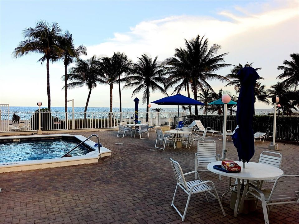 合同活跃: $2,650 (2 贝兹, 2 浴室, 1400 平方英尺)