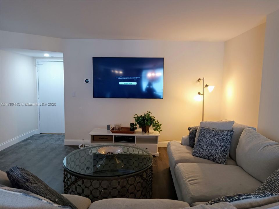 合同活跃: $2,650 (2 贝兹, 2 浴室, 1400 平方英尺)