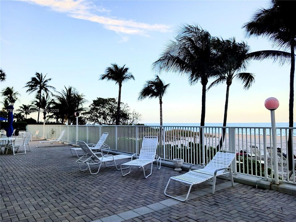 合同活跃: $2,650 (2 贝兹, 2 浴室, 1400 平方英尺)