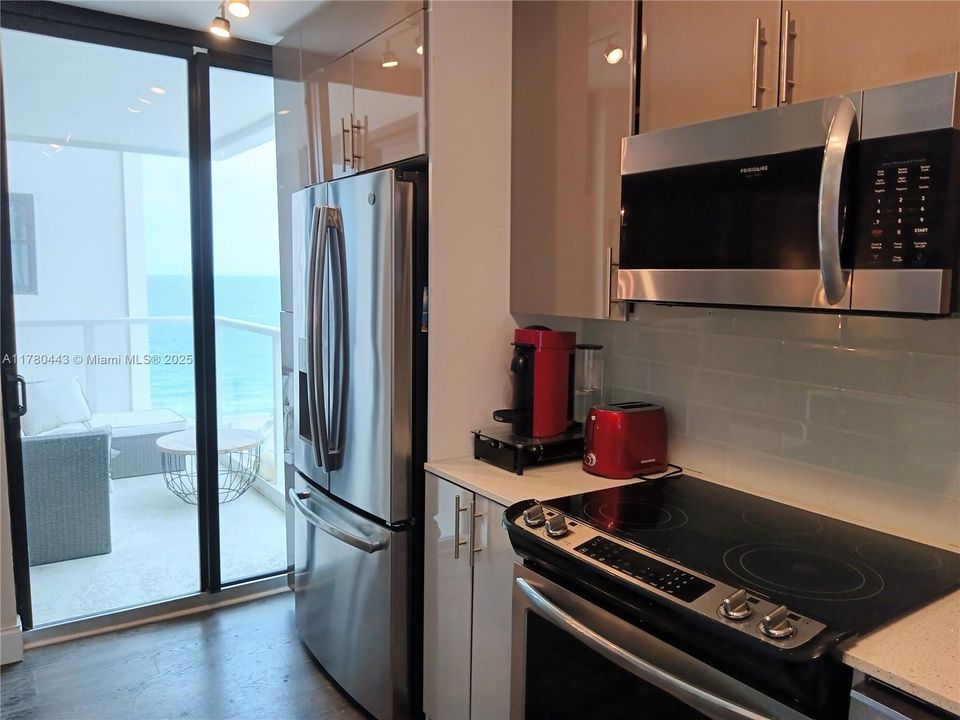 合同活跃: $2,650 (2 贝兹, 2 浴室, 1400 平方英尺)