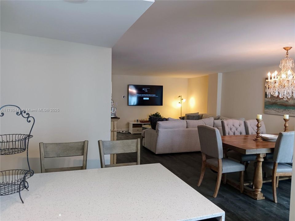 合同活跃: $2,650 (2 贝兹, 2 浴室, 1400 平方英尺)