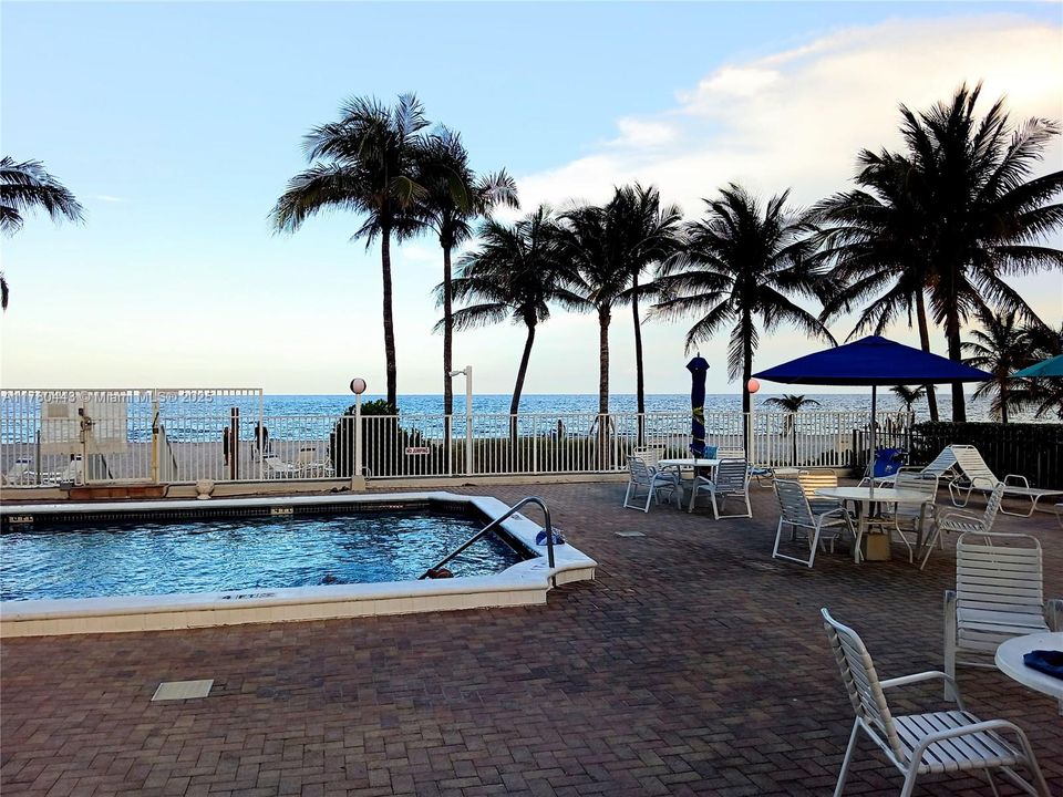 合同活跃: $2,650 (2 贝兹, 2 浴室, 1400 平方英尺)