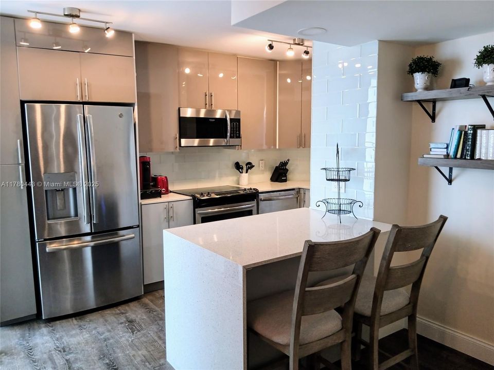 合同活跃: $2,650 (2 贝兹, 2 浴室, 1400 平方英尺)