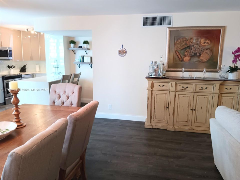 合同活跃: $2,650 (2 贝兹, 2 浴室, 1400 平方英尺)