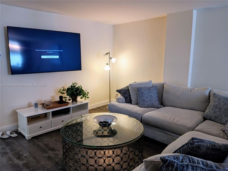 合同活跃: $2,650 (2 贝兹, 2 浴室, 1400 平方英尺)