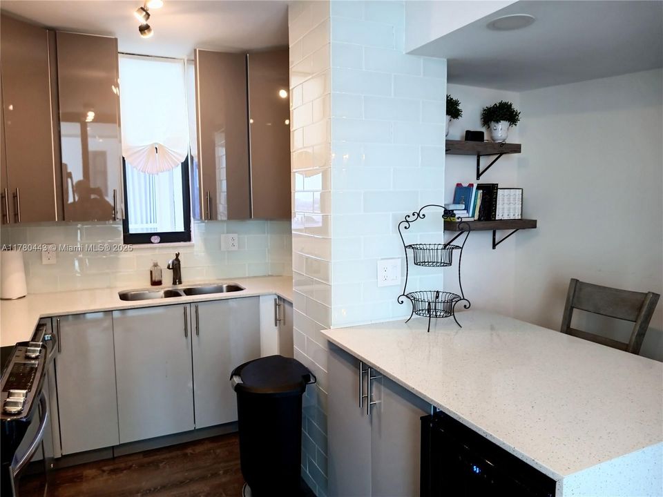 合同活跃: $2,650 (2 贝兹, 2 浴室, 1400 平方英尺)