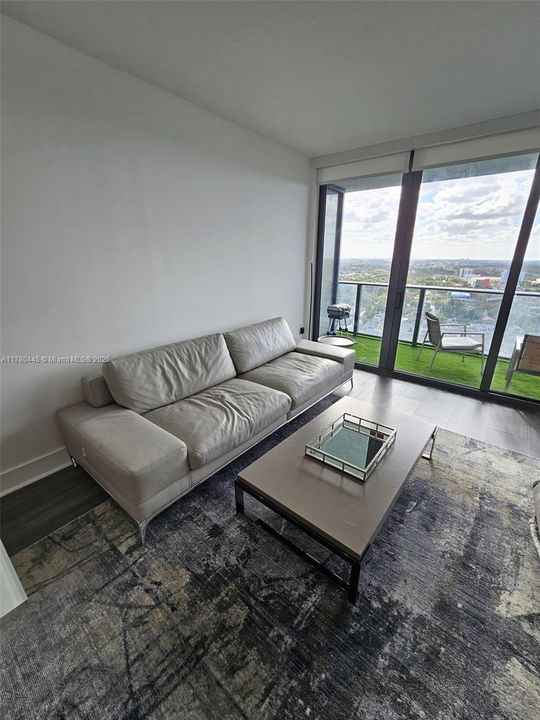 For Sale: $489,999 (1 beds, 1 baths, 843 Square Feet)