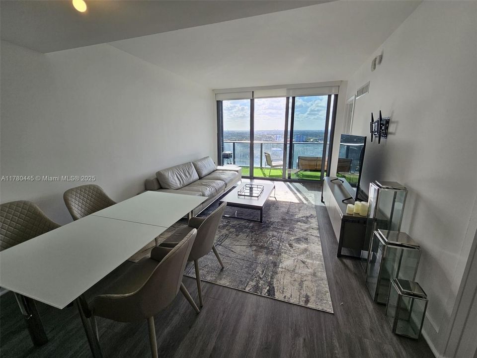 For Sale: $489,999 (1 beds, 1 baths, 843 Square Feet)