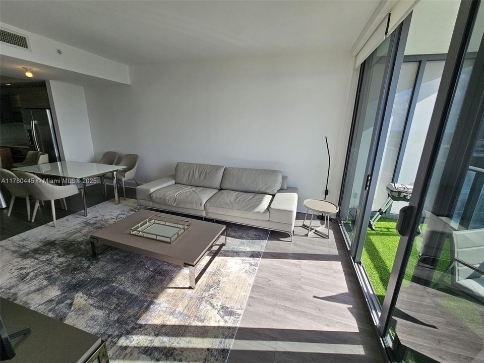 For Sale: $489,999 (1 beds, 1 baths, 843 Square Feet)