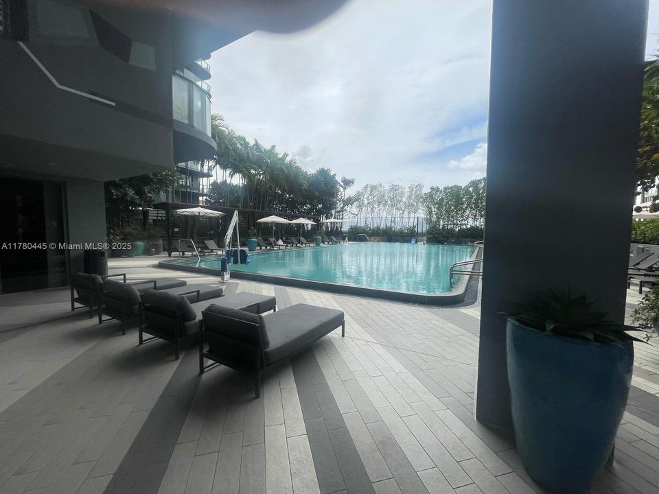 For Sale: $489,999 (1 beds, 1 baths, 843 Square Feet)